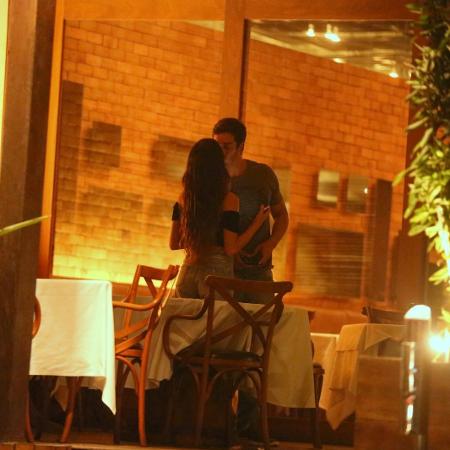 Isis Valverde com o namorado em restaurante no Rio de Janeiro - AgNews - AgNews