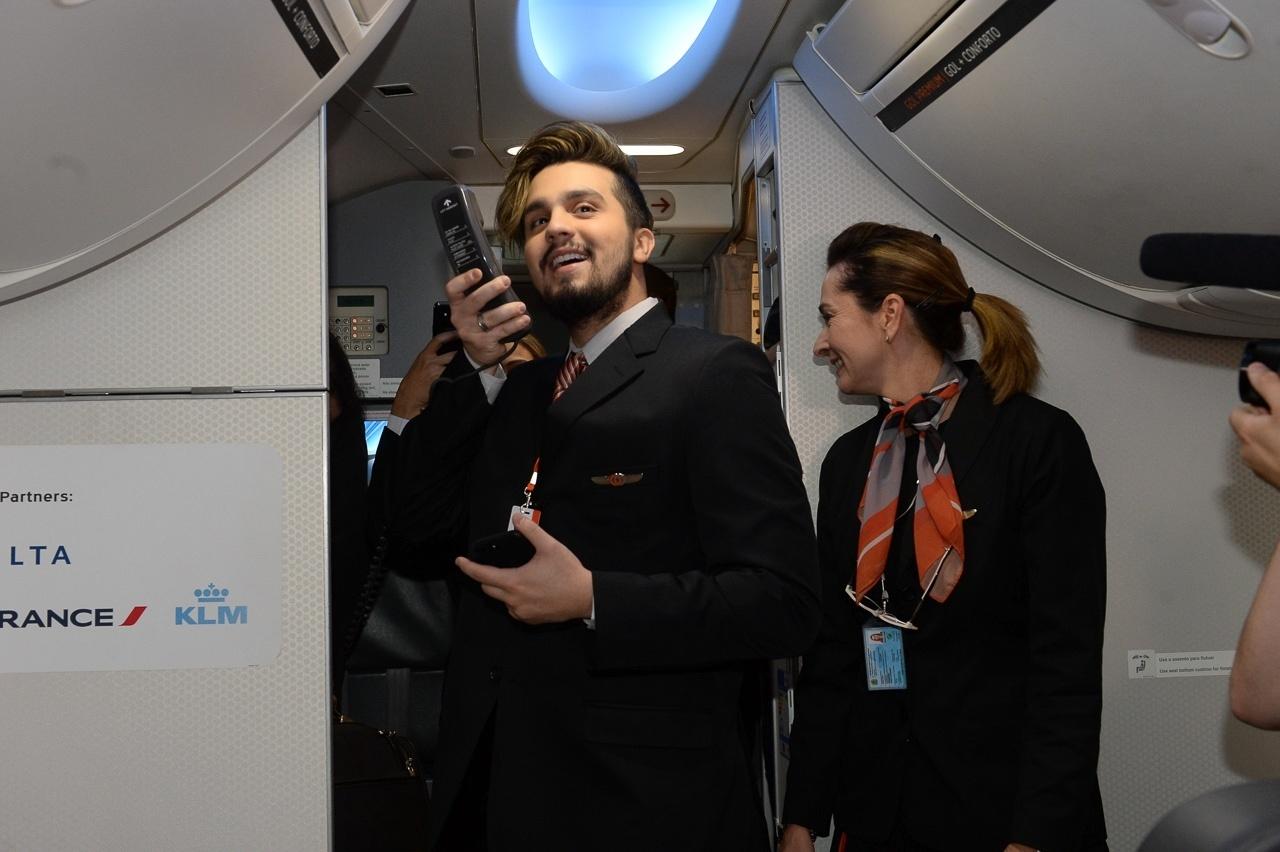 Luan Santana faz pocket show em avião - Francisco Cepeda/Ag News