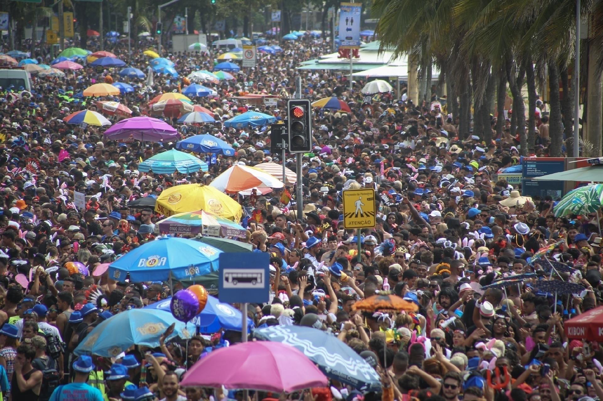 Bloco da Favorita concentra multidão na orla de Copacabana, Rio de Janeiro, neste sábado (10) - Marco Antonio Teixeira/ UOL