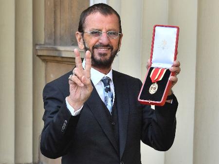 Ringo Starr recebe o título de Cavaleiro da Excelentíssima Ordem do Império Britânico, popularmente conhecido como "sir" - JOHN STILLWELL/AFP