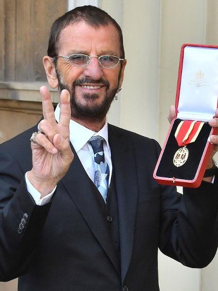 Ringo Starr recebe o título de Cavaleiro da Excelentíssima Ordem do Império Britânico, popularmente conhecido como "sir" - JOHN STILLWELL/AFP