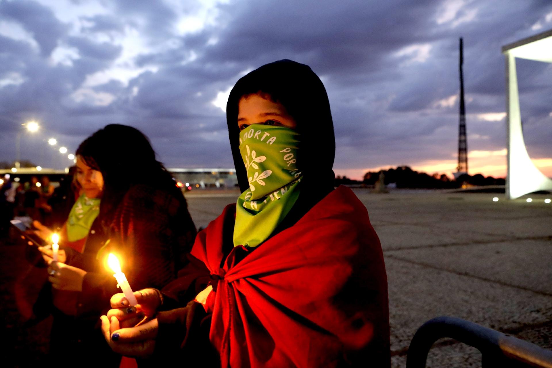 Militantes dos direitos das mulheres fazem virgília em frente ao STF contra a criminalização do aborto no Brasil, na madrugada desta segunda-feira - Lúcio Távora/UOL