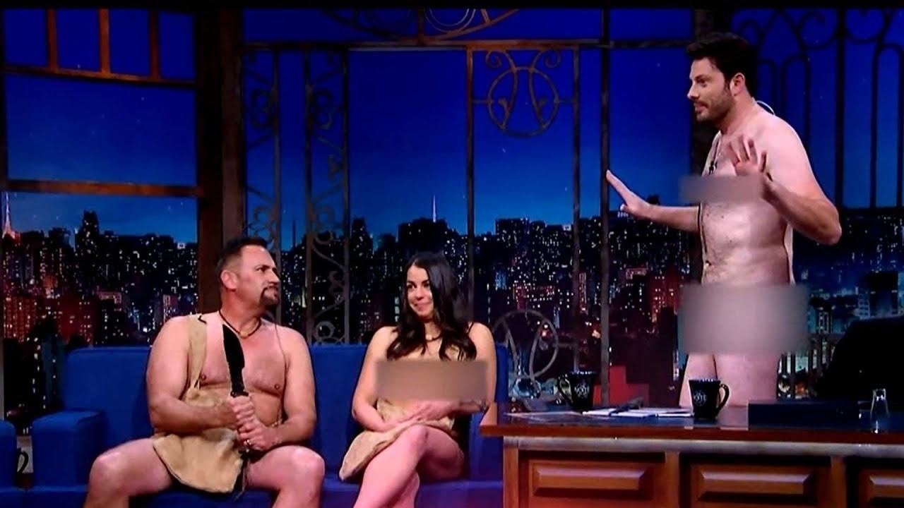 Danilo Gentili gostou de tirar a roupa na TV. No ano seguinte à entrevista com Inês Brasil, ele recebeu Laura Zerra e Ej Snyder, vencedores do reality show "Largados e Pelados" (Discovery), e decidiu ficar nu durante o bate-papo. - Reprodução/SBT