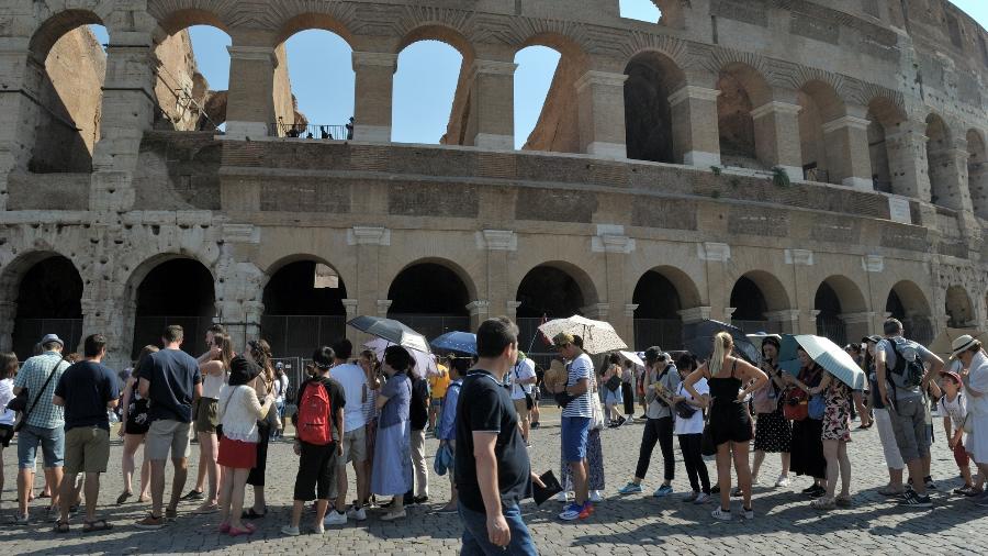 Fila de turistas para entrar no Coliseu de Roma, na Itália - Getty Images