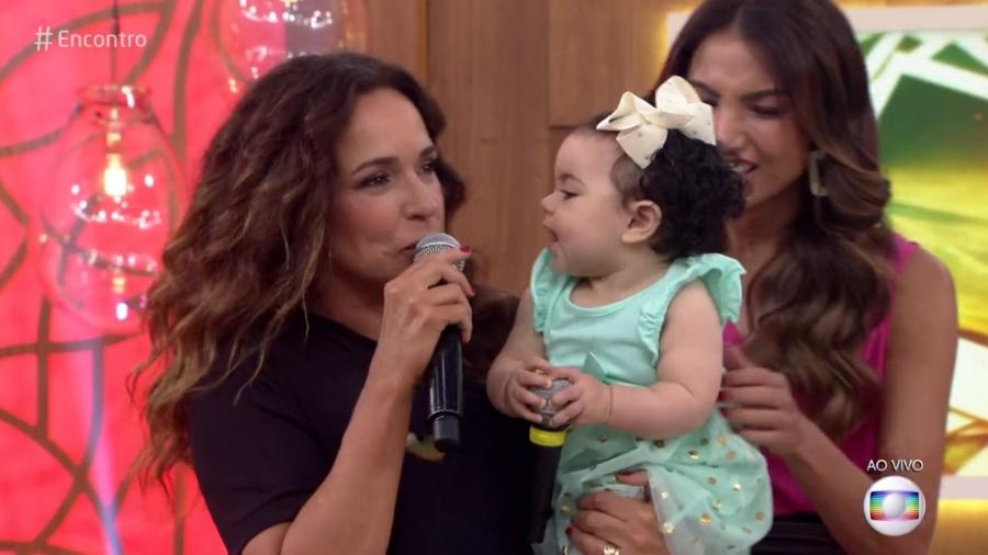 Daniela Mercury e a netinha Mel - Reprodução/Globo