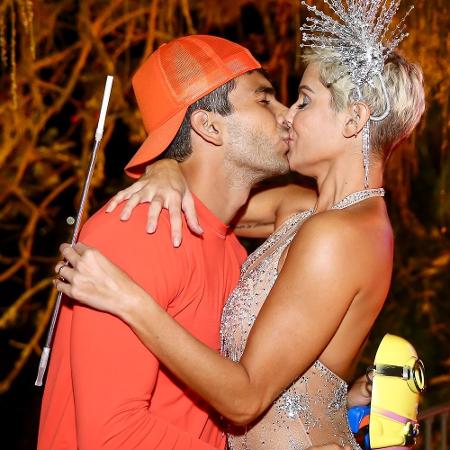 Deborah Secco ganha beijo do marido, Hugo Moura, no Baile do Arara, no Rio de Janeiro - Manuela Scarpa/Brazil News