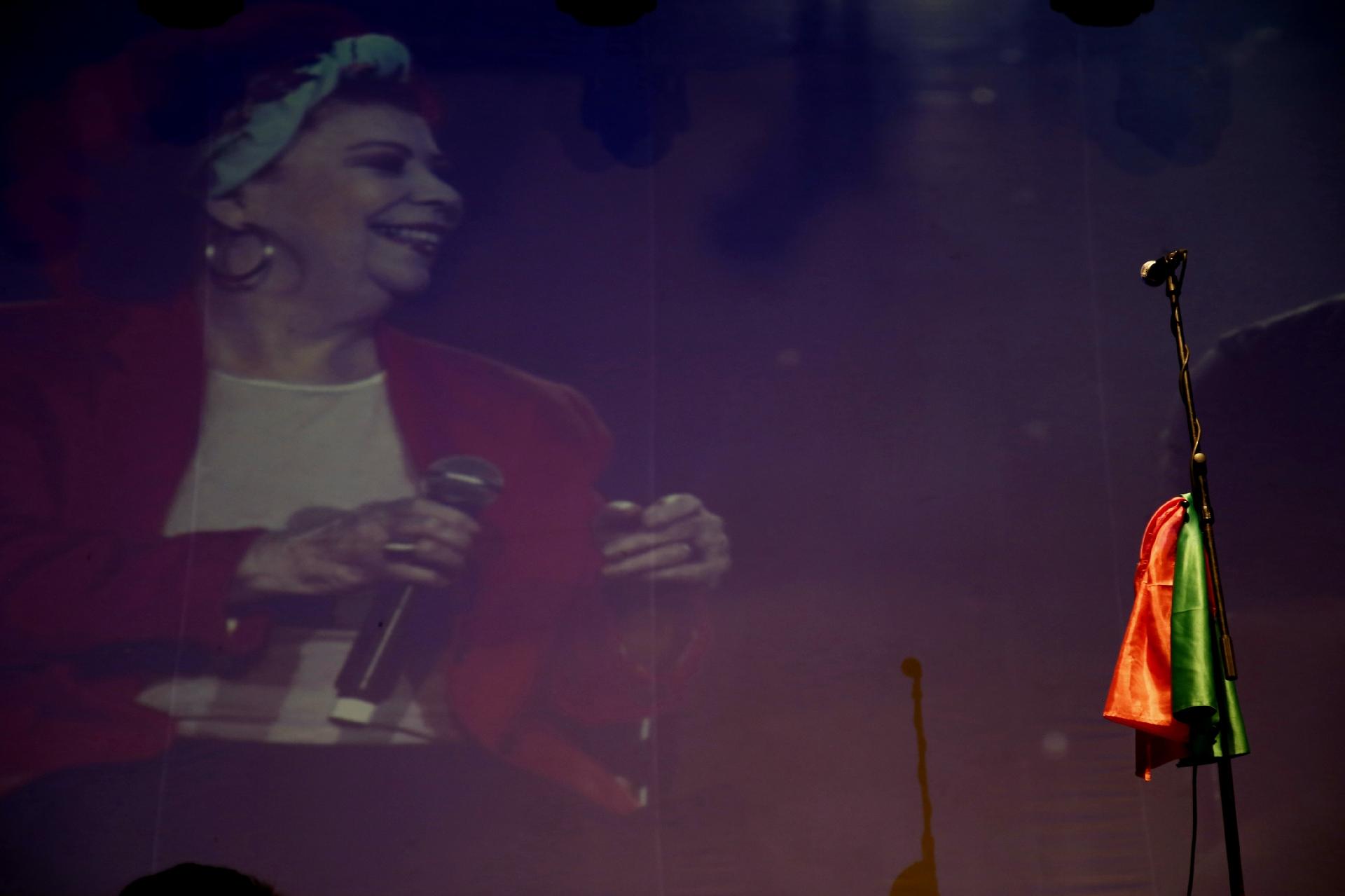 Em vez de missa, Beth Carvalho ganha samba de 7º dia no Circo Voador, no Rio - Júlio César Guimarães/UOL