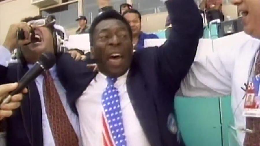 Galvão Bueno grita "É tetra!" com Pelé na final da Copa do Mundo de 1994, vencida pelo Brasil - Reprodução/TV Globo