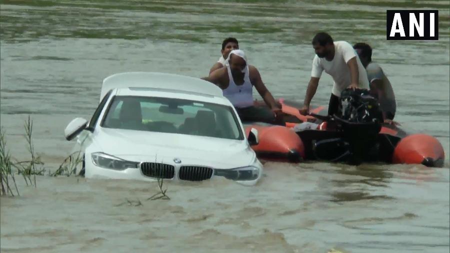 BMW em rio na Índia - Reprodução/Twitter