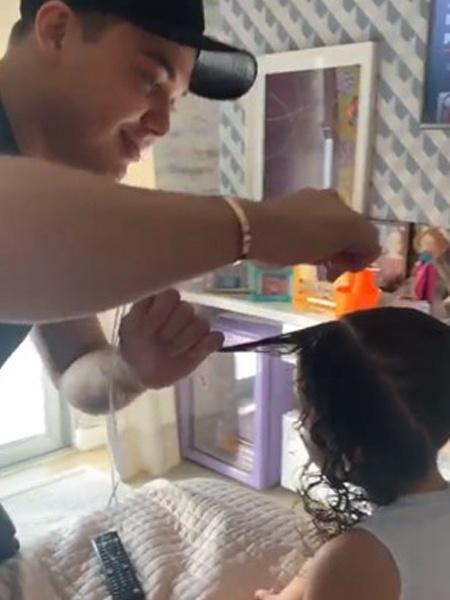 Wesley Safadão faz penteado na filha Ysis - Reprodução/Instagram