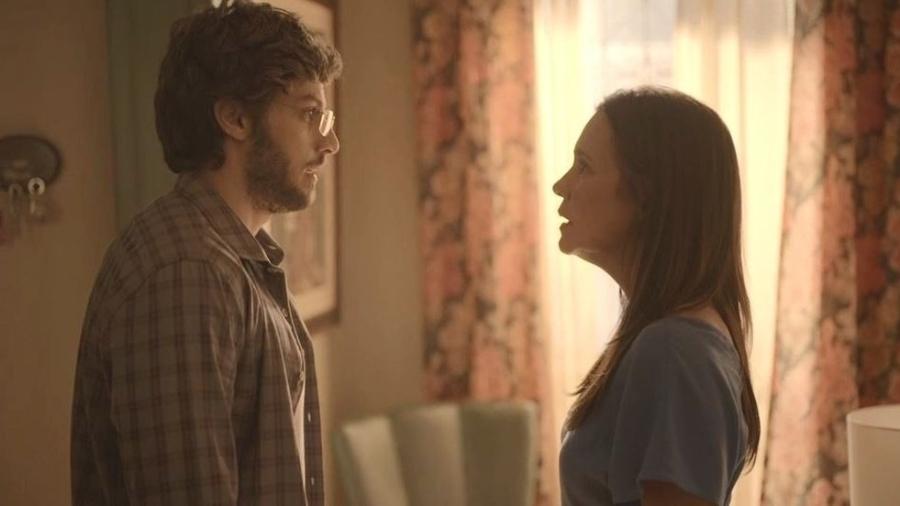 Danilo (Chay Suede) e Thelma (Adriana Esteves) em Amor de Mãe - REPRODUÇÃO/REDE GLOBO