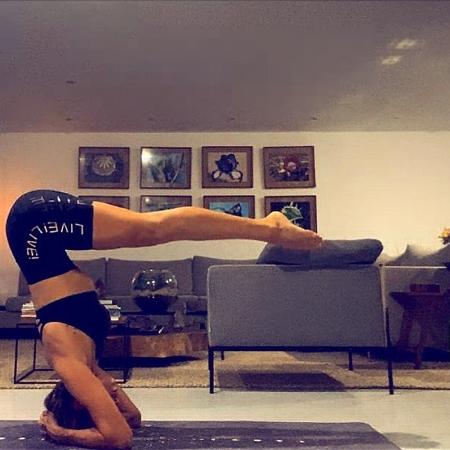 Grazi Massafera faz pose de ioga - REPRODUÇÃO/INSTAGRAM