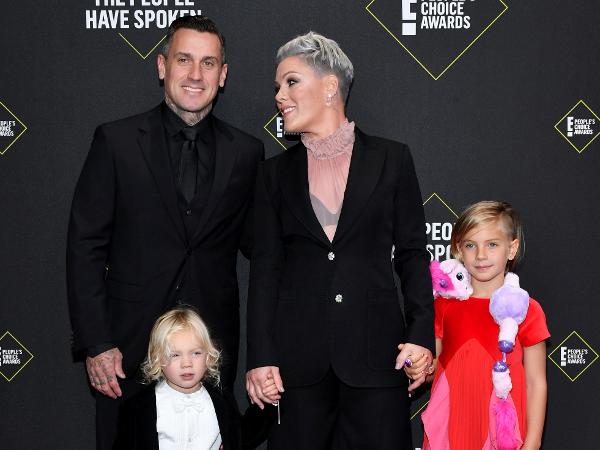 Pink, o marido Carey Hart, e os dois filhos