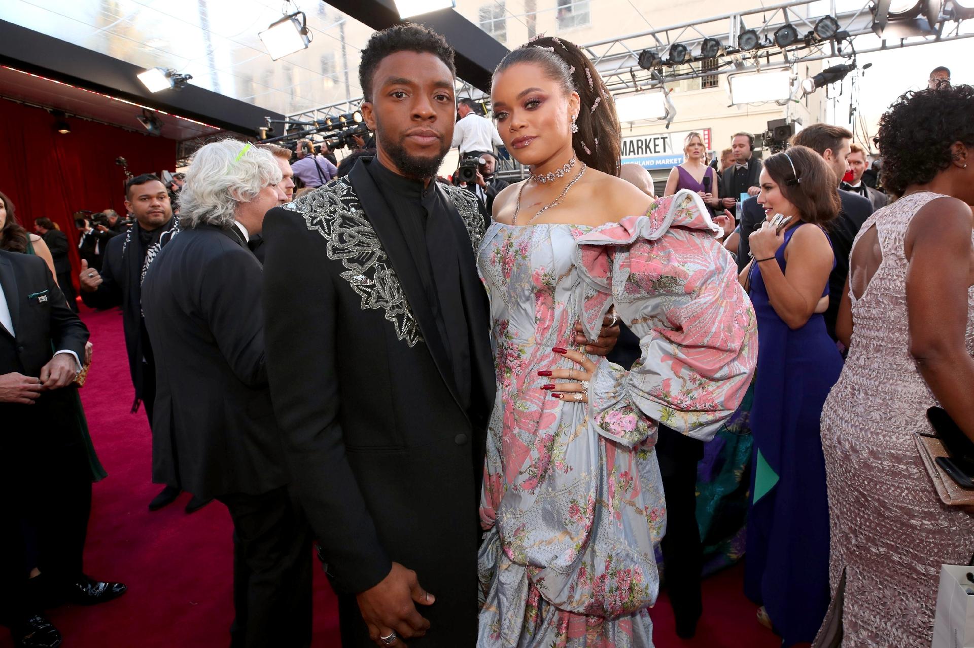 4.mar.2018 - Chadwick Boseman e Andra Day posam no tapete vermelho da 90ª cerimônia do Oscar, em Hollywood - Christopher Polk/Getty Images