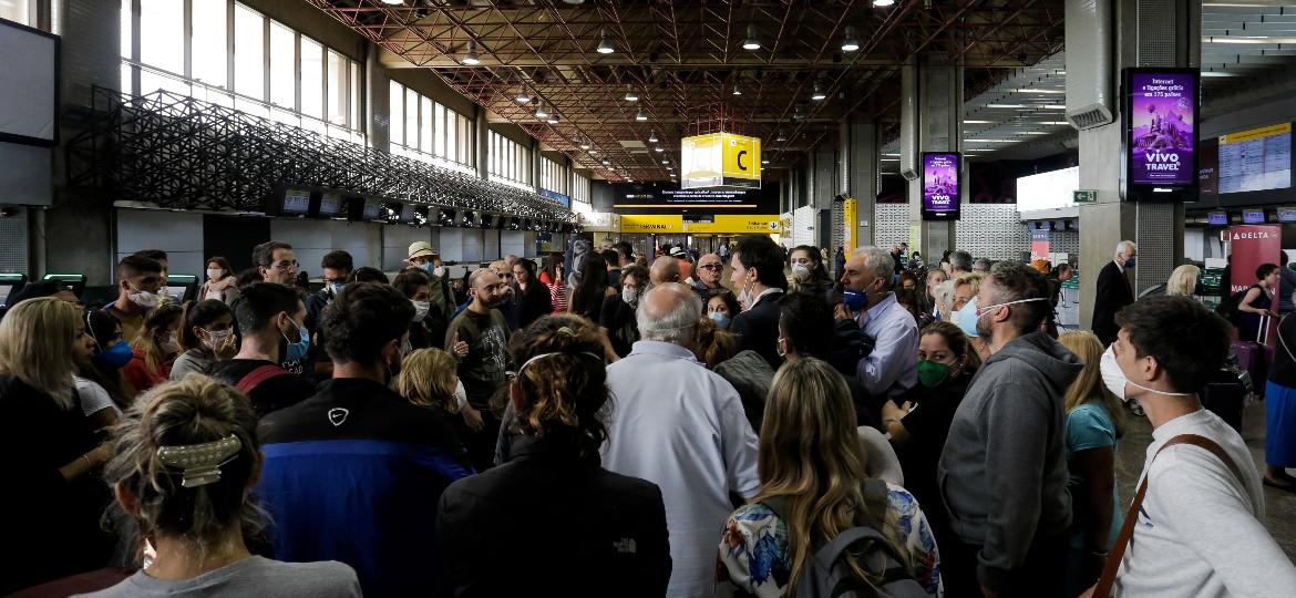 Segundo AirHelp, 1 em cada 12 pessoas que partiram de aeroportos brasileiros teve problemas de atraso ou cancelamento de voo no período analisado - Rebeca Figueiredo Amorim/Getty Images