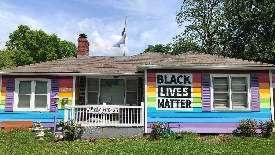 "Casa da Igualdade", comprada em frente à Igreja Batista Westboro em Topeka e decorada com a bandeira do Orgulho LGBTQI+ como manifesto - Aaron Jackson/Insider
