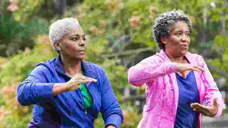 Idosas praticando tai chi chuan, terceira idade, movimento - iStock - iStock