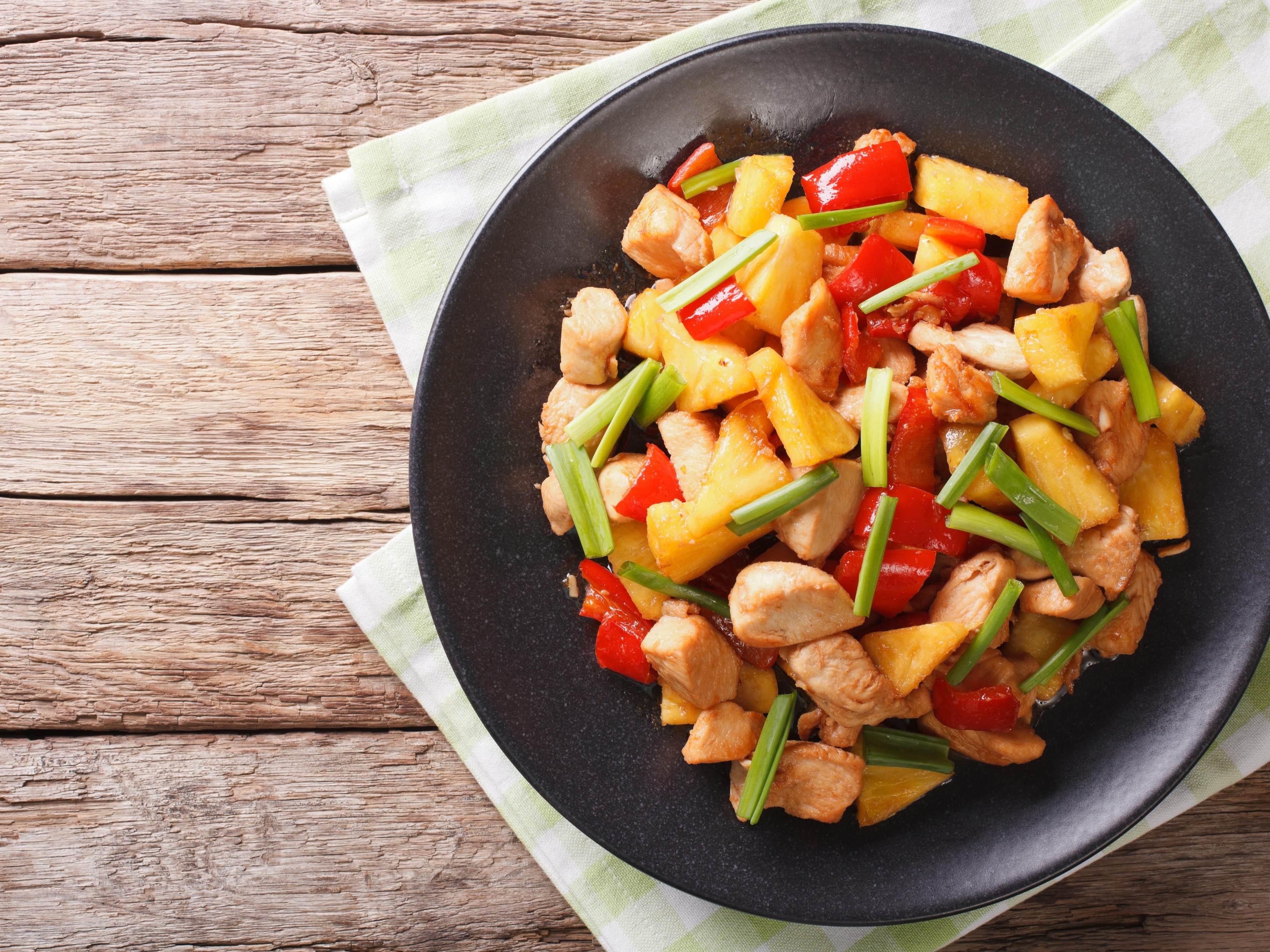 Sos receitas rápidas: perú no wok com legumes congelados - Receita