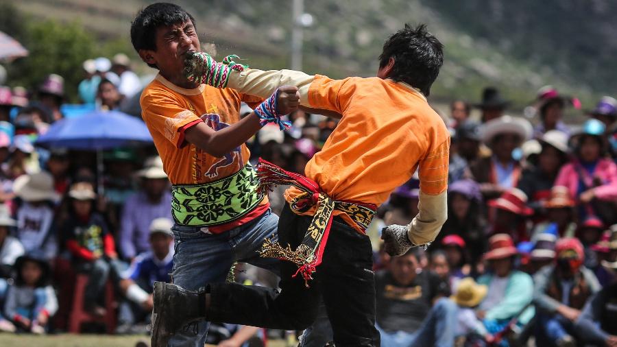 Homens lutam durante o Takanakuy, no Peru - Sebastian Castaneda/Anadolu Agency/Getty Images