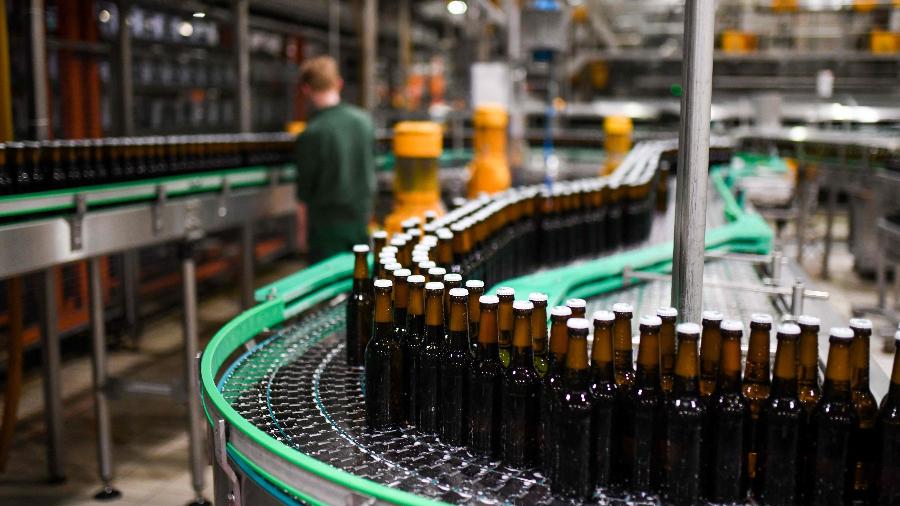 Garrafas de cerveja em fábrica de Grevenstein, na Alemanha -  Ina FASSBENDER / AFP