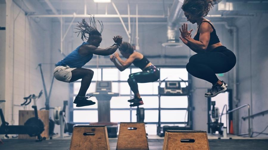 Tênis e roupas de materiais respiráveis ajudam a dar mais conforto à prática de Crossfit