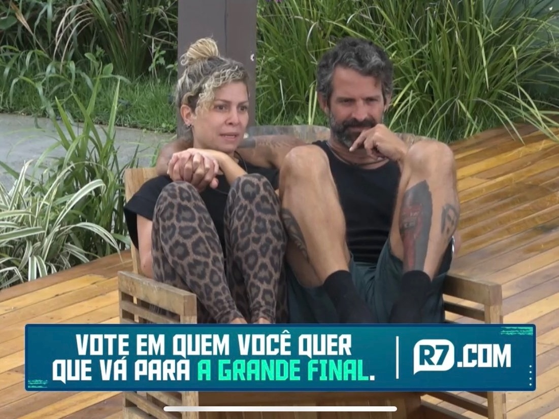 Finalistas dão selinho durante a festa da 'Fazenda' e grupo comemora 