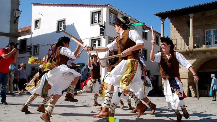Miranda do Douro preserva suas tradições como a dança dos pauliteiros (foto) e o idioma mirandês - Divulgação