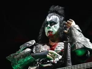 Gene Simmons cobra R$ 72 mil para que fã seja seu assistente em dia de show