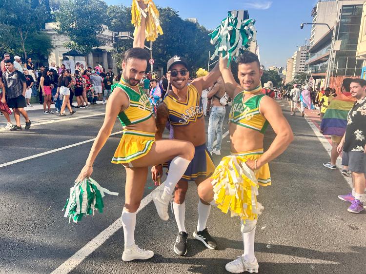 Trio vestido de líder de torcida na Parada do Orgulho LGBT+ 2024