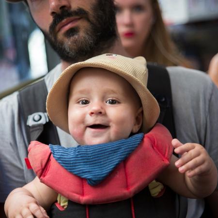 Um bebê pode funcionar ainda melhor que uma cerveja para que um homem se sinta em paz no espaço