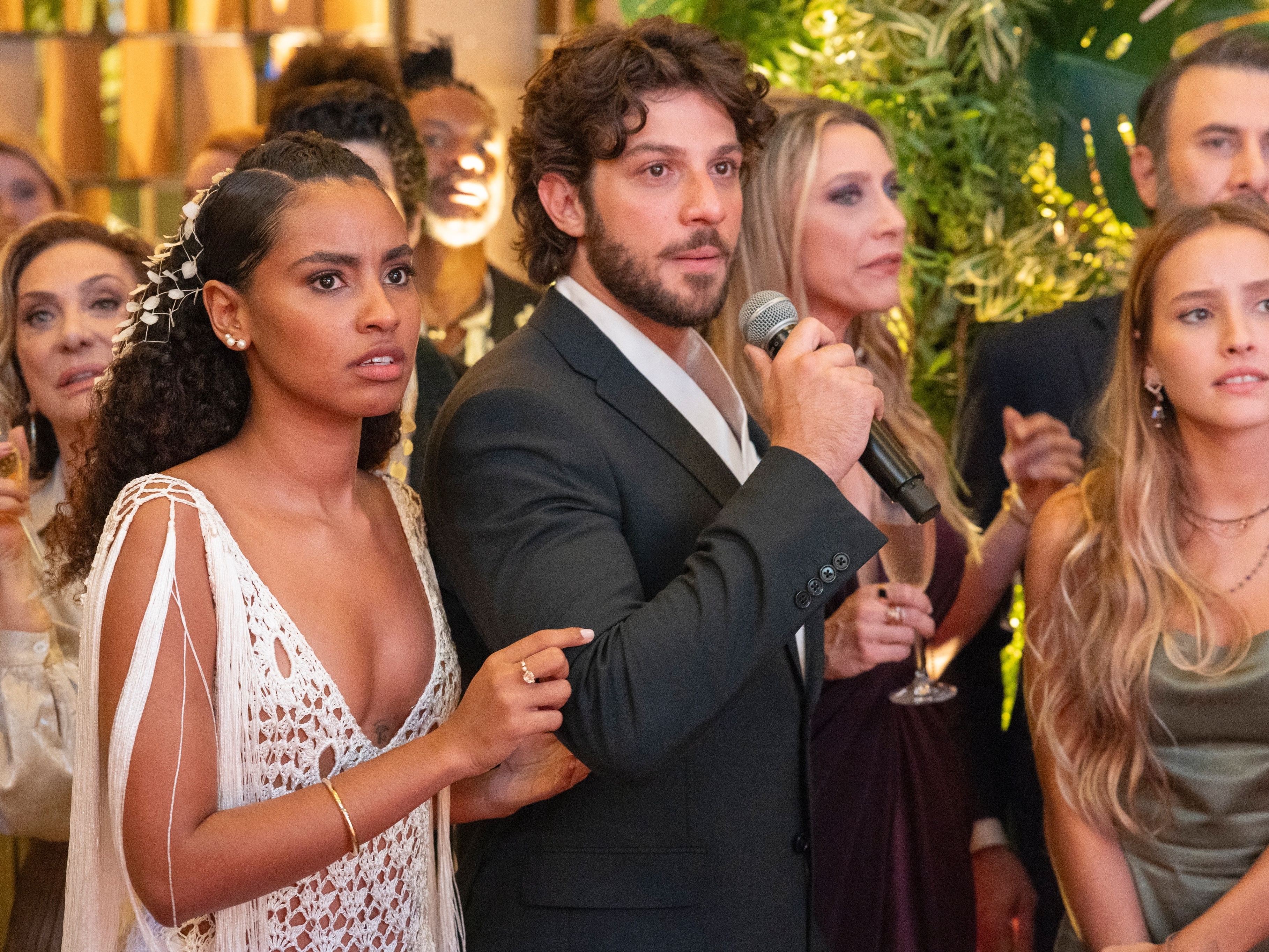 Mania de Você: Reviravolta em casamento choca e festa vira enterro