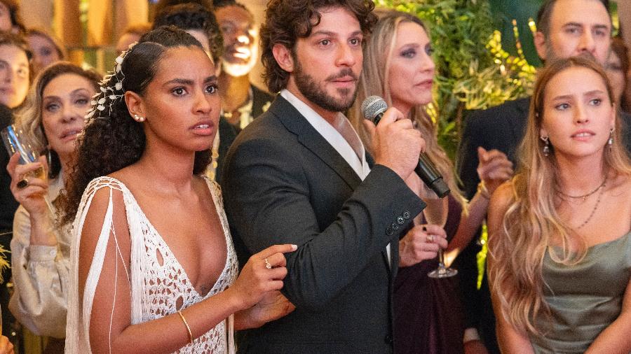 Mavi (Chay Suede), Viola (Gabz) e convidados de casamento em "Mania de Você" - Fabio Rocha/Globo