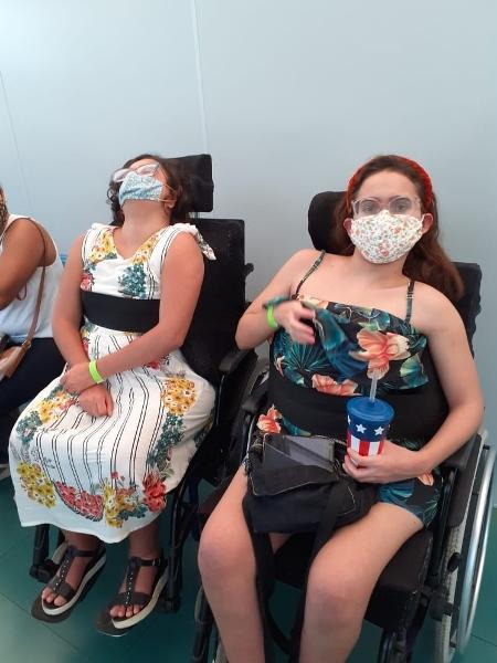 Beatriz e Gabriela precisam de cadeiras de rodas para pessoas com tetraplegia Beatriz e Gabriela precisam de cadeiras de rodas para pessoas com tetraplegia