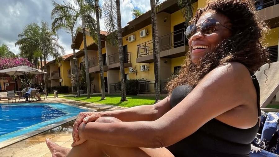 Zezé Motta posa de maiô à beira da piscina Zezé Motta posa de maiô à beira da piscina