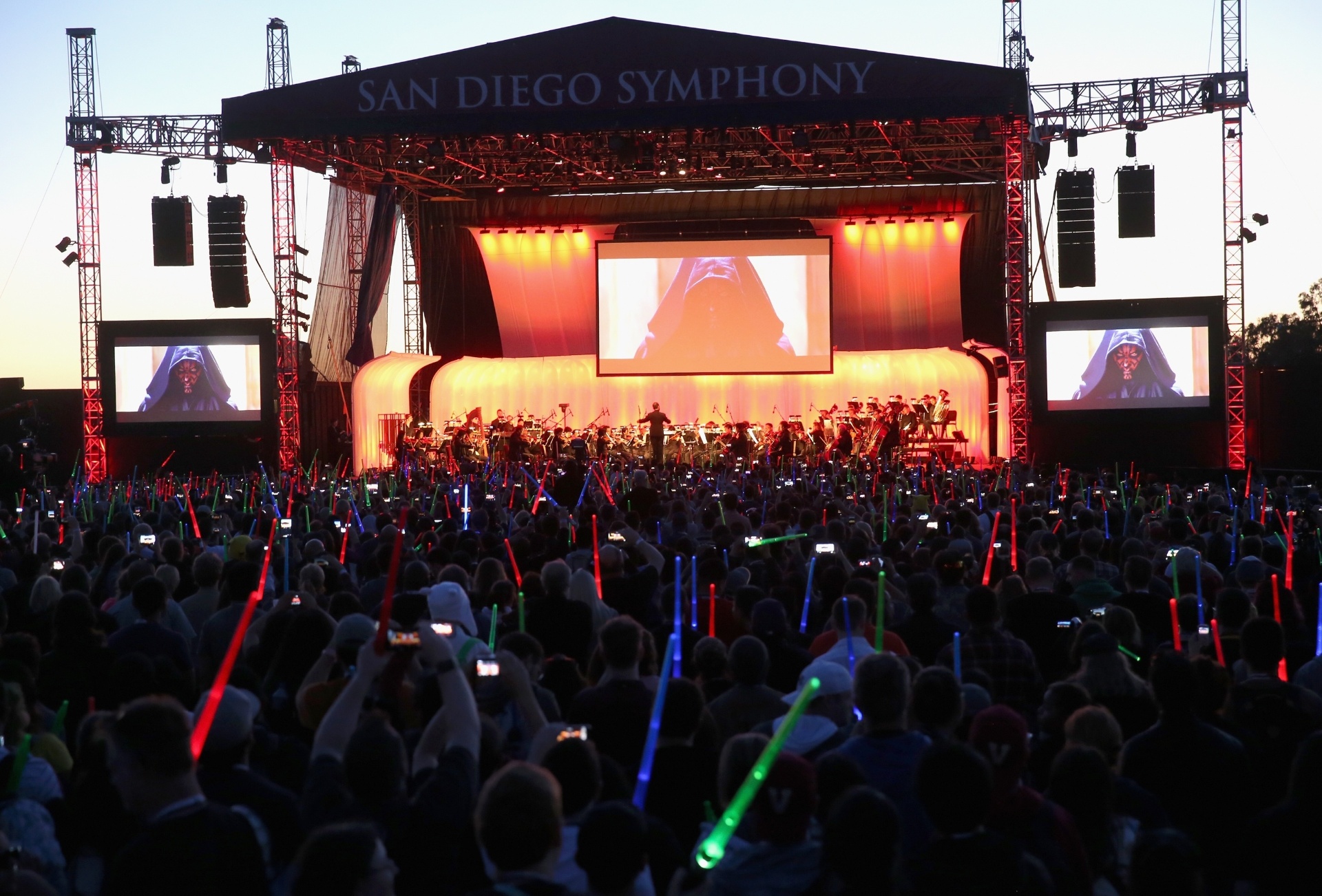 10.jul.2015 - Os cerca de 6 mil fãs que acompanhavam o painel do novo "Star Wars" na Comic-Con foram surpreendidos no final do evento com uma apresentação da Orquestra Sinfônica de San Diego - Jesse Grant/Getty Images for Disney