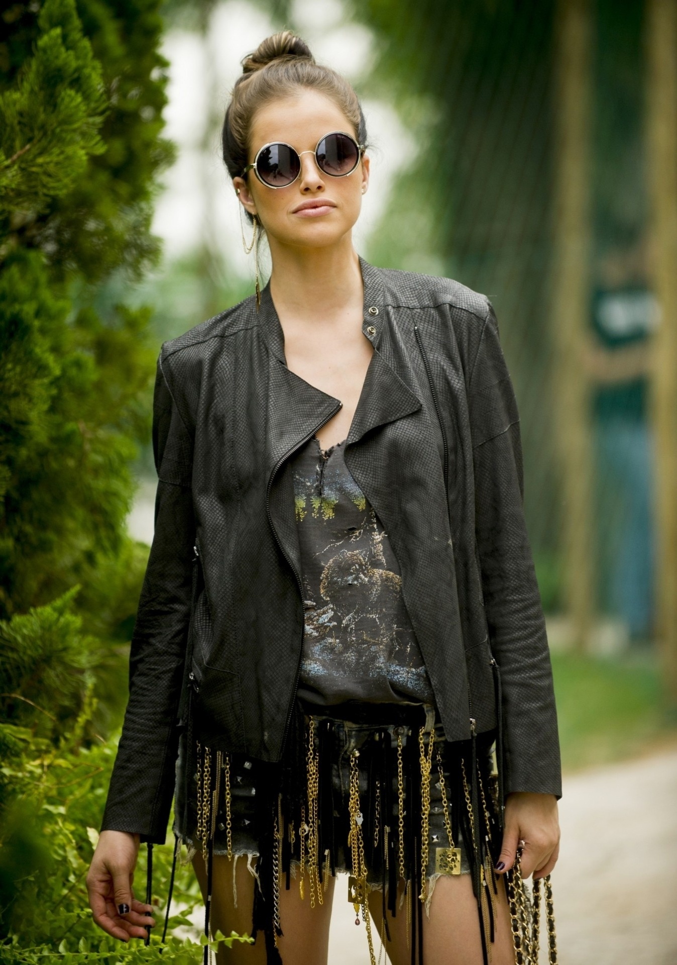 Giovanna, interpretada por Agatha Moreira na novela "Verdades Secretas", da Globo, tem chamado a atenção com seu visual descolado "rebelde de boutique". Peças punk fazem parte dos looks da personagem mimada e sem papas na língua - Divulgação/Globo