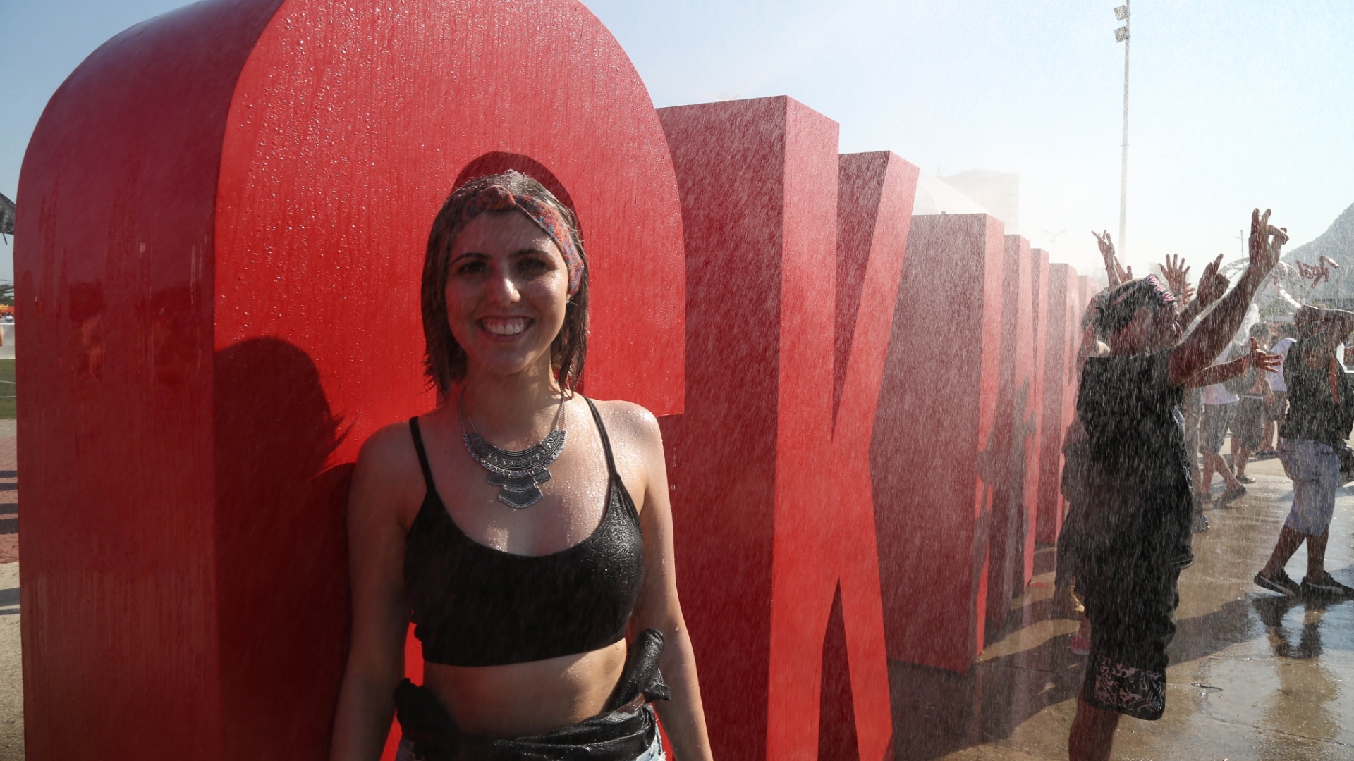 18.set.2015 - Alcançando temperaturas de mais de 30 °C, o sol não perdoou o público que chega na Cidade do Rock, onde acontece a edição deste ano do Rock In Rio. - Marco Antônio Teixeira / UOL