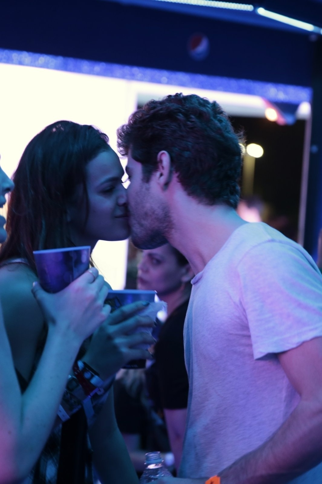 20.set.2015 - Bruna Marquezine e Mauricio Destri assumem que estão juntos, depois de serem muito incomodados por fotógrafos, no último show da noite. "A gente não consegue viver em paz", desabafou o ator ao UOL - AgNews