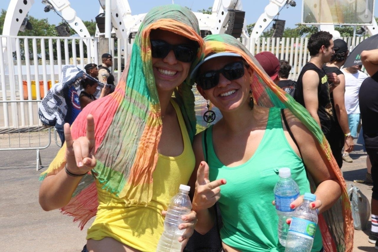24.set.2015 - Fãs se protegem do sol antes da abertura do portão no quarto dia de Rock in Rio - Zulmair Rocha/UOL