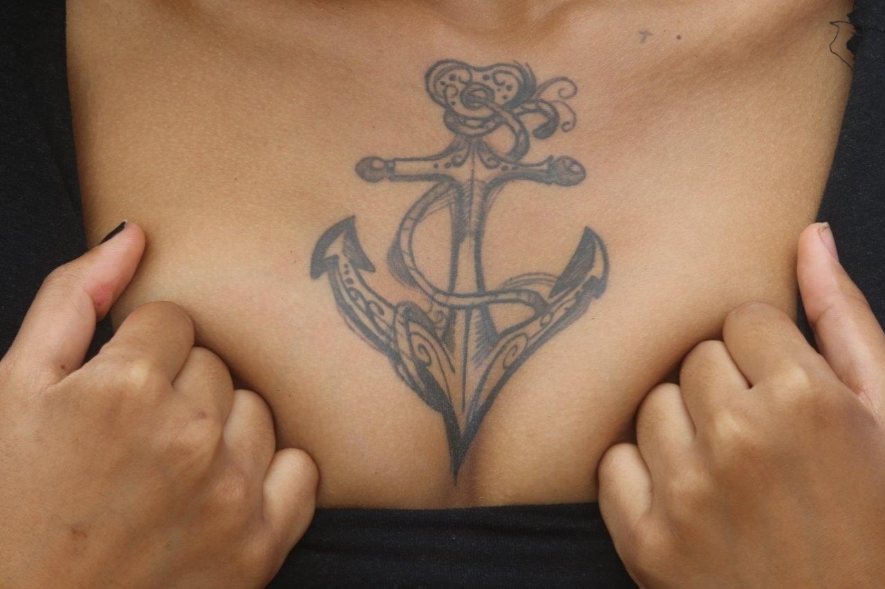 26.set.2015 - Fãs mostram tatuagem em homenagem à cantora Rihanna - Zulmair Rocha/UOL