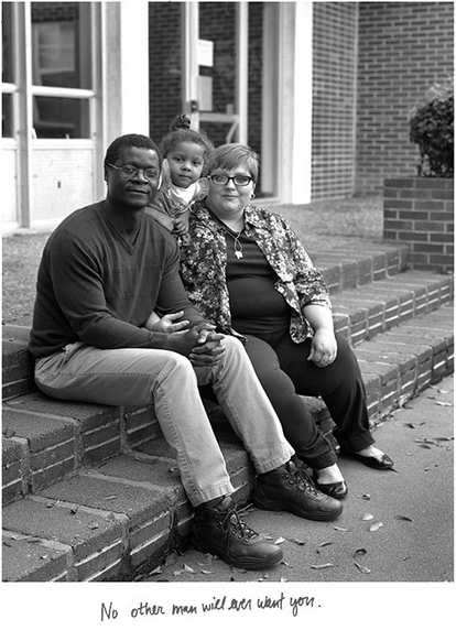 A fotógrafa americana Donna Pinckley ficou triste ao descobrir o preconceito que os casais interraciais sofriam e decidiu criar uma série fotográfica para mostrar o amor deles. "Nenhum outro homem vai te querer", ouviu o casal da imagem - Reprodução/Donna Pinckley
