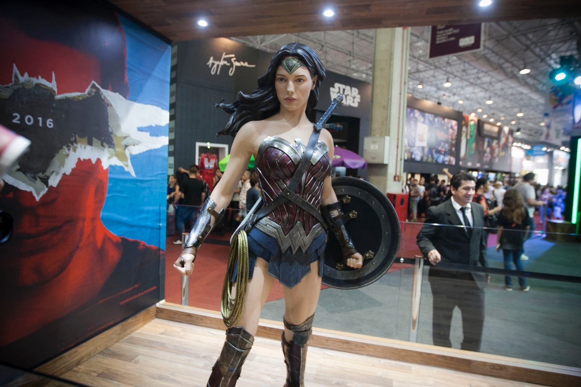 3.dez.2015 - Estátua da Mulher Maravilha exposta na Comic Con Experience 2015, no Centro de Exposições São Paulo Expo - Lucas Lima/UOL