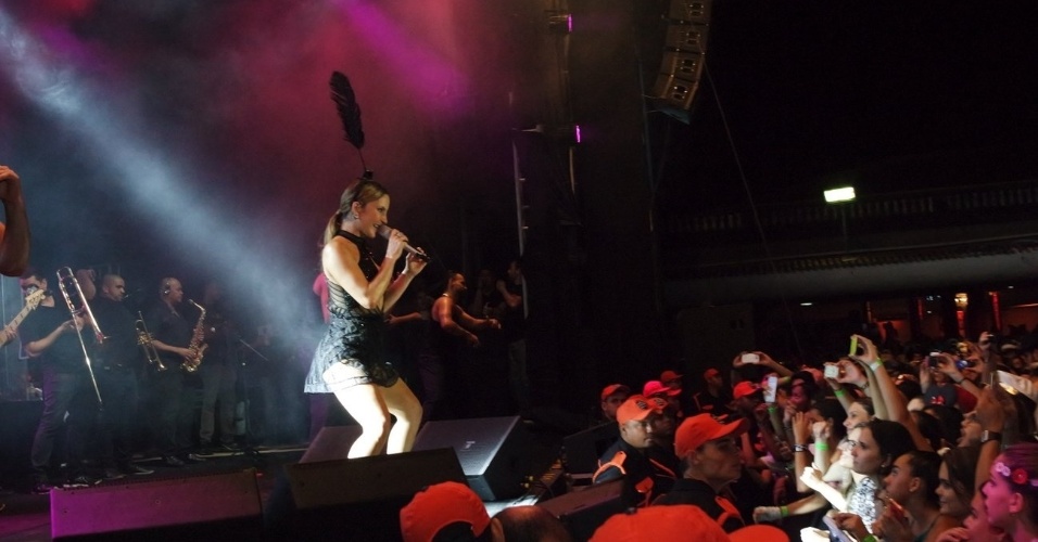 24.jan.2015 - Na madrugada deste domingo (24) a cantora baiana Claudia Leitte fez show no Balmasqué, em Recife. No baile mais tradicional do Brasil, ela abusou do decote do figurino
