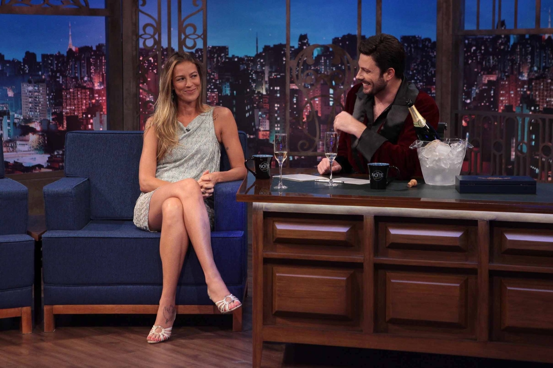 16.mar.2016 - Danilo Gentili entrevista Luana Piovani no "The Noite" sobre a revista Playboy - Leonardo Nones/SBT