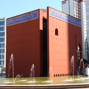 Prédio do Memorial Árabe lembra o estilo arquitetônico das edificações mouriscas por elementos como a abóbada, as colunas, os arcos e os vitrais - Luiz Costa/SMCS - Luiz Costa/SMCS