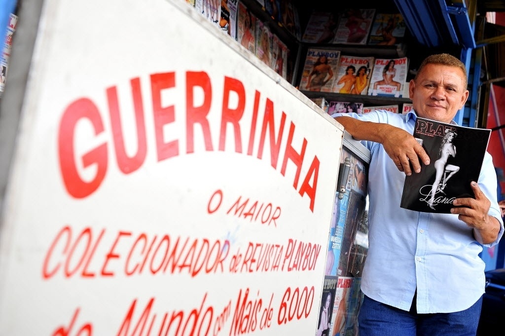 Raimundo Stenio Silva Sampaio, o Guerrinha, maior colecionador da revista "Playboy" do Brasil, posa com a nova edição - Reinaldo Canato/UOL