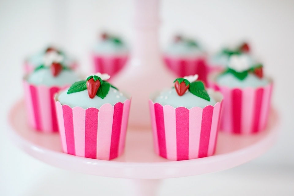 Detalhes dos cupcakes de morango servidos neste aniversário em que a fruta foi o tema da festa - Reprodução/Pinterest