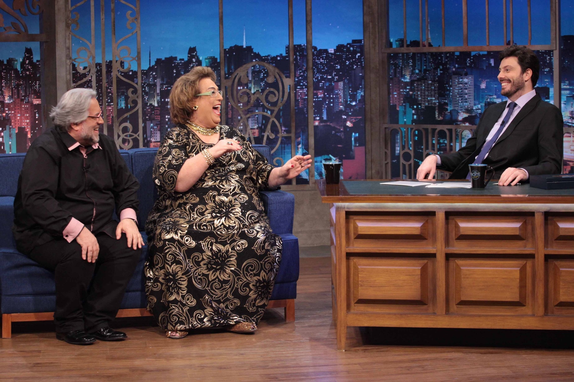11.jul.2016 - Leão Lobo e Mama Bruschetta, apresentadores do programa "Fofocando"m do SBT, são entrevistados por Danilo Gentili no "The Noite" desta quinta-feira - Leonardo Nones /SBT