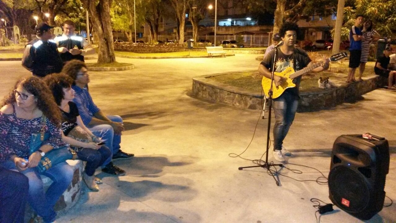 O cantor Gladston Rosa presta homenagens ao ator na frente do IML - Flavio Antunes/UOL