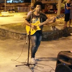 O cantor Gladston Rosa presta homenagens ao ator na frente do IML - Flavio Antunes/UOL - Flavio Antunes/UOL